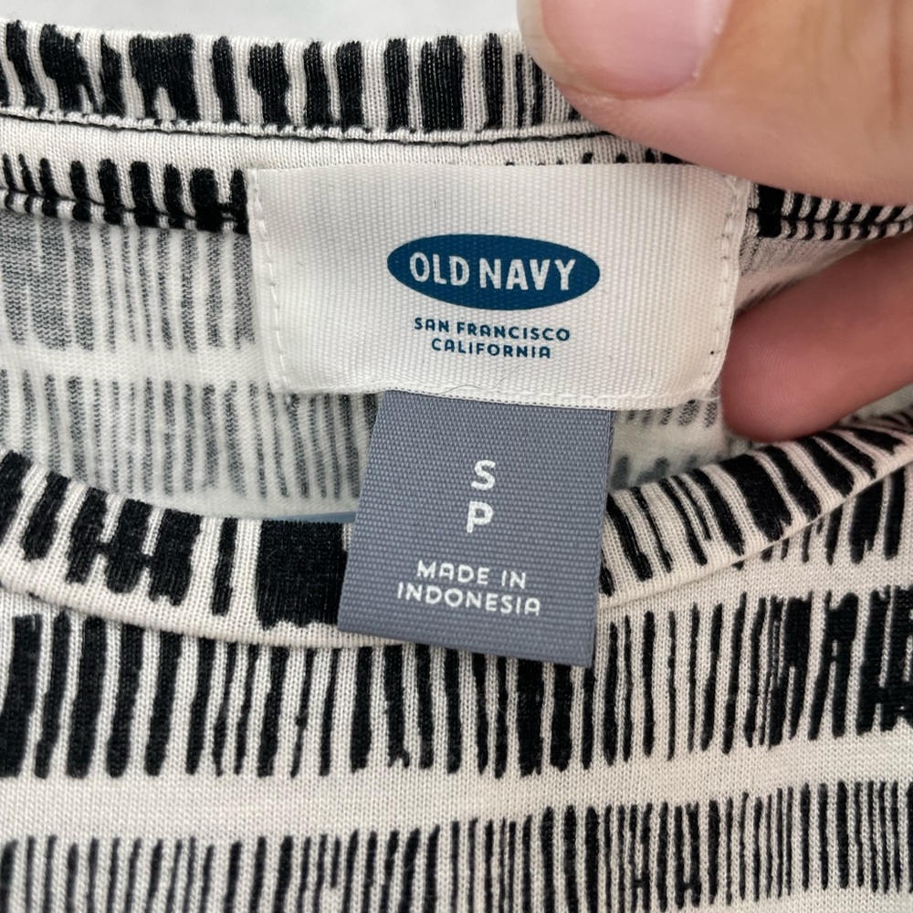 Size small old navy black and white tank top